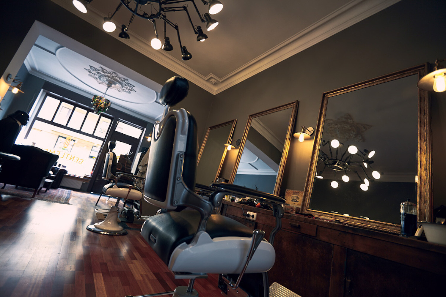 Top Barber Shops in Köln| Gentleman’s Barbershop | Mr. Köln | Foto: Gentleman’s Barbershop Top Barber Shops in Köln| Gentleman’s Barbershop | Mr. Köln | Foto: Gentleman’s Barbershop
